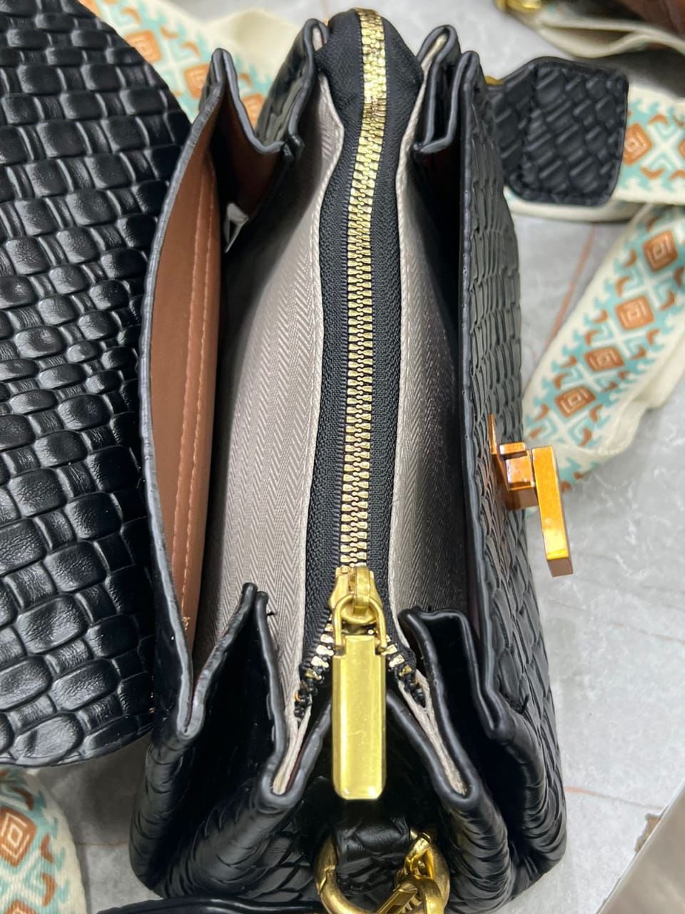 PREMIUM WOVEN TEXTURE CROSSBODY SLING BAG WITH CHAIN STRAP