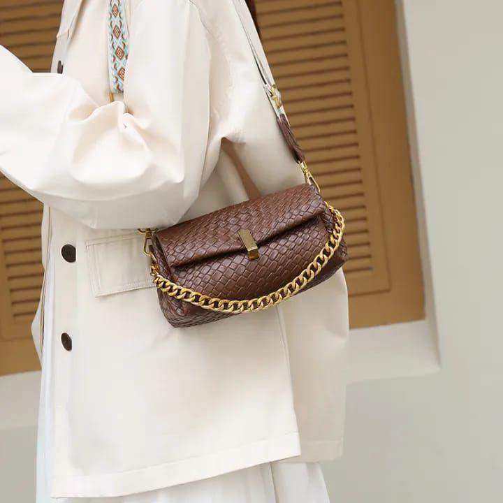 PREMIUM WOVEN TEXTURE CROSSBODY SLING BAG WITH CHAIN STRAP